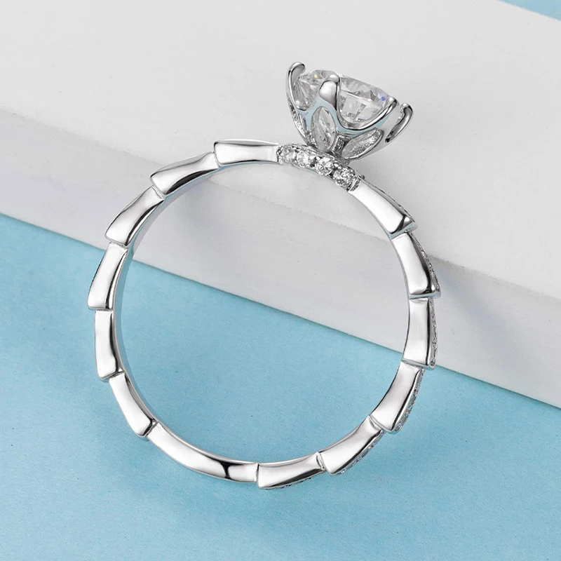 Knobspin Charm 100% 925 Sterling Silver Real 1 Carat D Color Moissanite Sparkling Wedding Rings For Women Fine Jewelry Wholesale
Knobspin Charm 100% 925 Sterling Silver Real 1 Carat D Color Moissanite Sparkling Wedding Rings For Women Fine Jewelry Wholesale