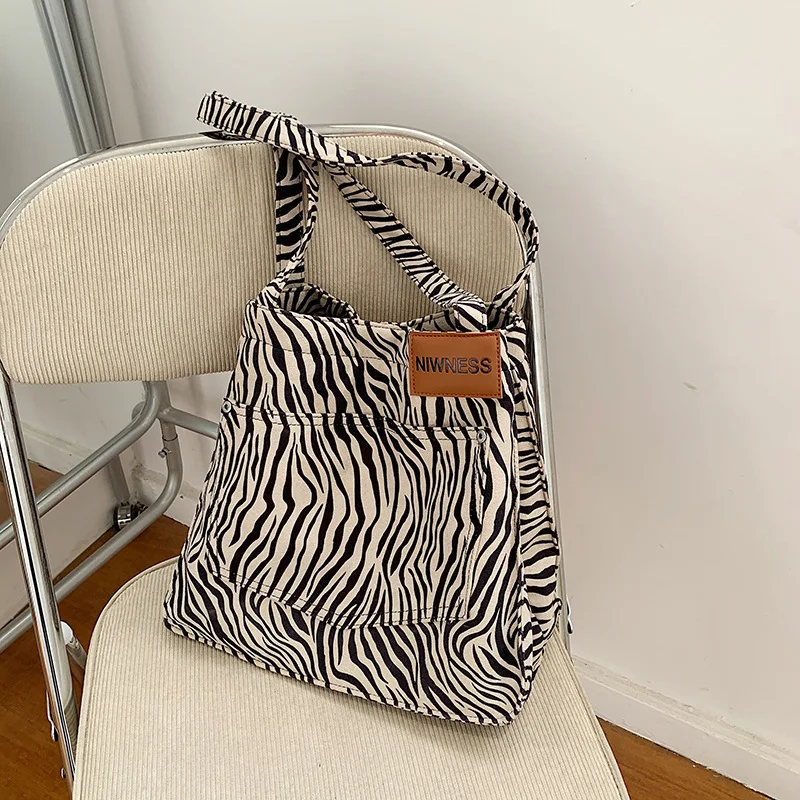 New Trend Korean Striped Tote Bag Canvas Bag Shoulder Bag Female Niche Design Large Capacity Handbags Tote Bag
New Trend Korean Striped Tote Bag Canvas Bag Shoulder Bag Female Niche Design Large Capacity Handbags Tote Bag
