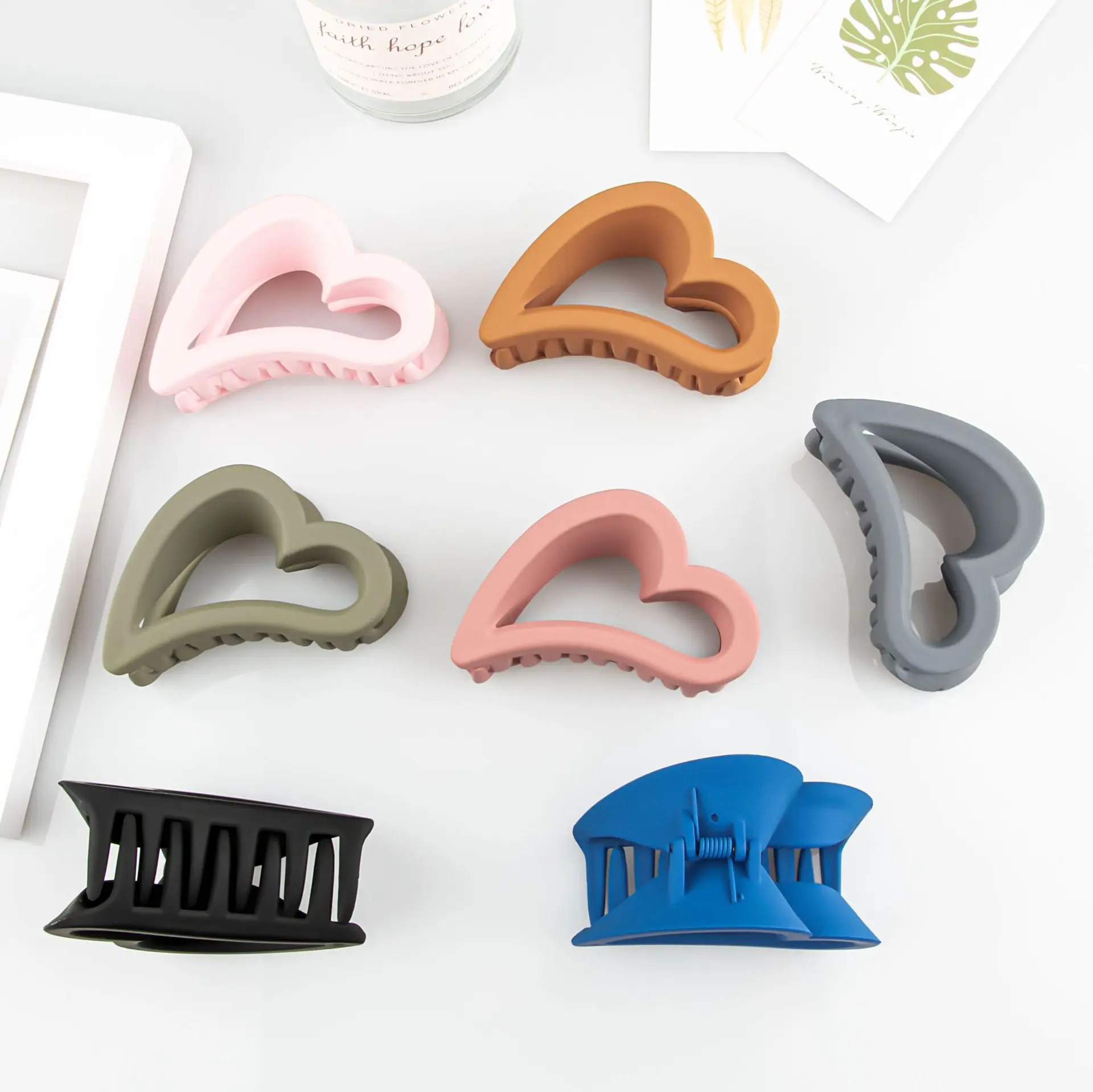 Girls Medium Hairpin Heart-shaped Scrub Spray Paint Grab Clip Back Head Hairpin Woman Out Simple Fashion Shark Clip Hairpin
Girls Medium Hairpin Heart-shaped Scrub Spray Paint Grab Clip Back Head Hairpin Woman Out Simple Fashion Shark Clip Hairpin