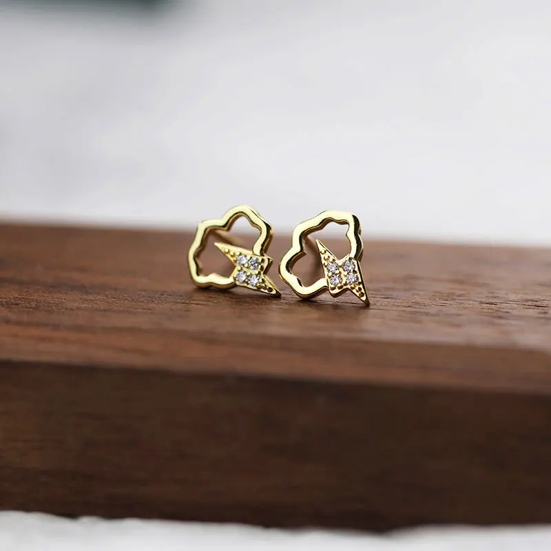 S925 full-body sterling silver simple and versatile style lightning cloud shape hollow earrings sweet and fresh fashion jewelry
S925 full-body sterling silver simple and versatile style lightning cloud shape hollow earrings sweet and fresh fashion jewelry