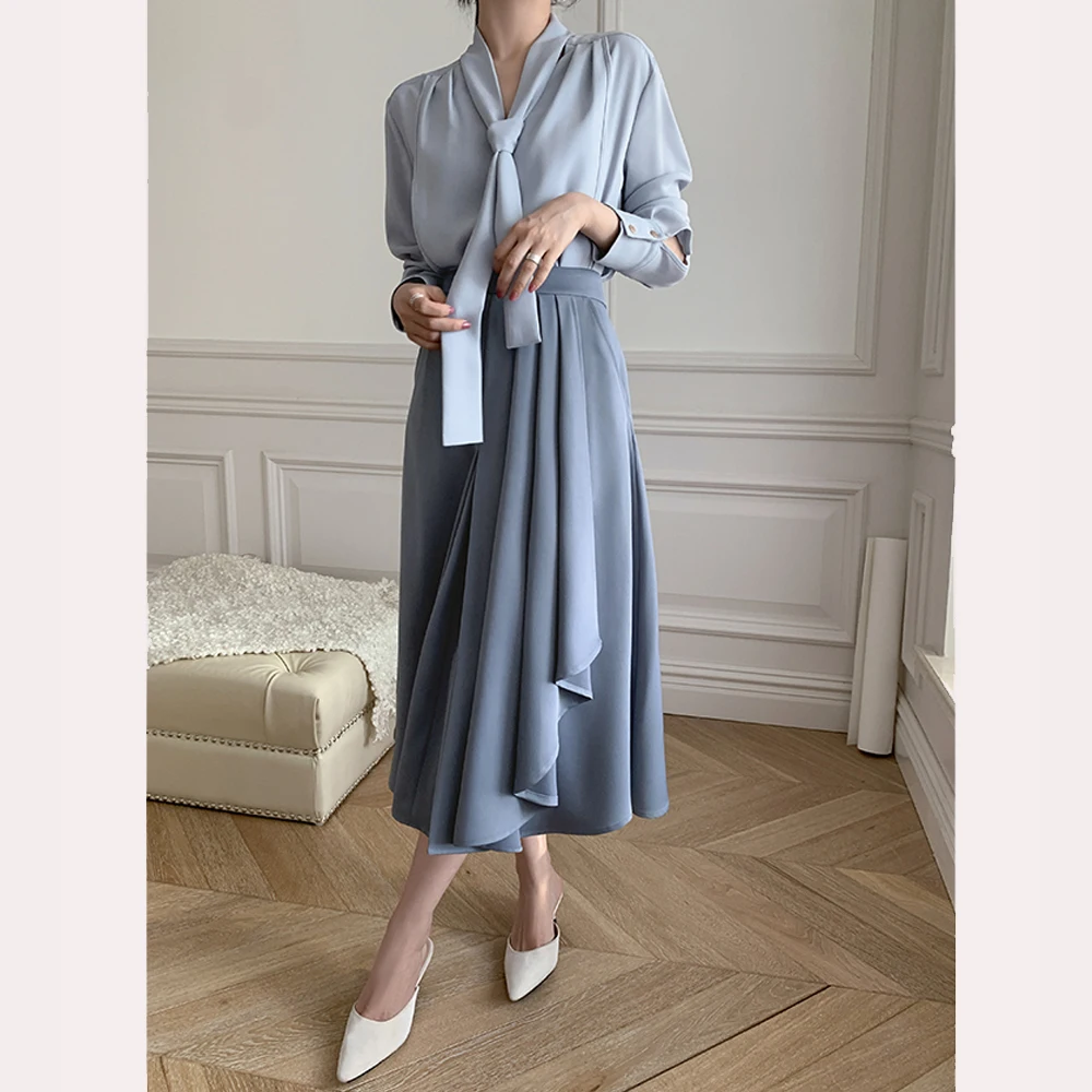 Satin Ladies' shirt,simple style, a stylish V-neck shirt with design, a simple commuter trendy top
Satin Ladies' shirt,simple style, a stylish V-neck shirt with design, a simple commuter trendy top