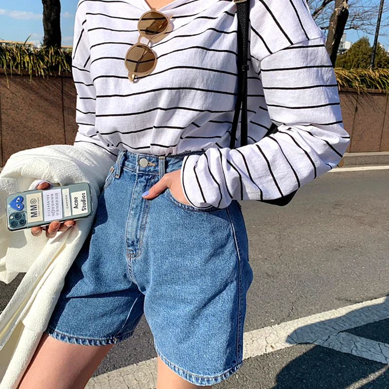 Летние повседневные Прямые джинсовые шорты с высокой талией, свободные синие джинсовые шорты, женская уличная одежда в Корейском стиле
Летние повседневные Прямые джинсовые шорты с высокой талией, свободные синие джинсовые шорты, женская уличная одежда в Корейском стиле