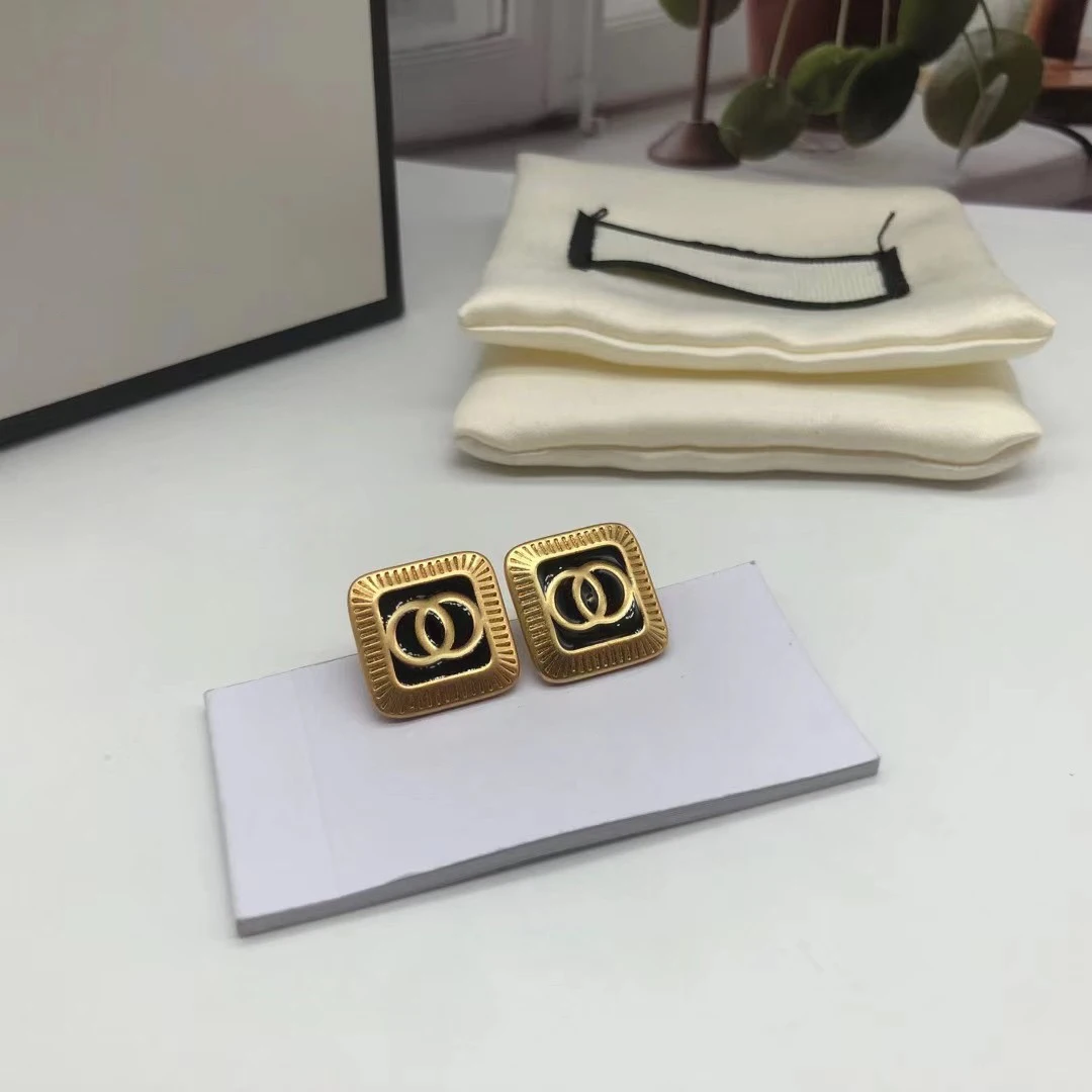 S925 sterling silver square letter earrings, retro style, high-quality jewelry, original 1:1, birthday gift, party exclusive
S925 sterling silver square letter earrings, retro style, high-quality jewelry, original 1:1, birthday gift, party exclusive