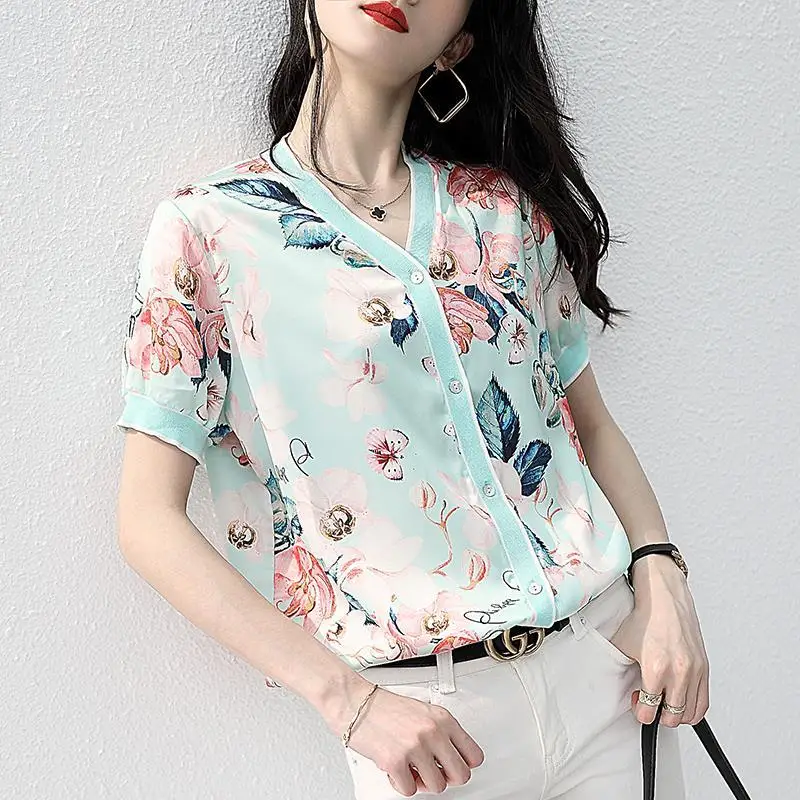 2021 spring and summer new Printed Chiffon Top Women's blouse short sleeve V-neck stitching T-shirt
2021 spring and summer new Printed Chiffon Top Women's blouse short sleeve V-neck stitching T-shirt