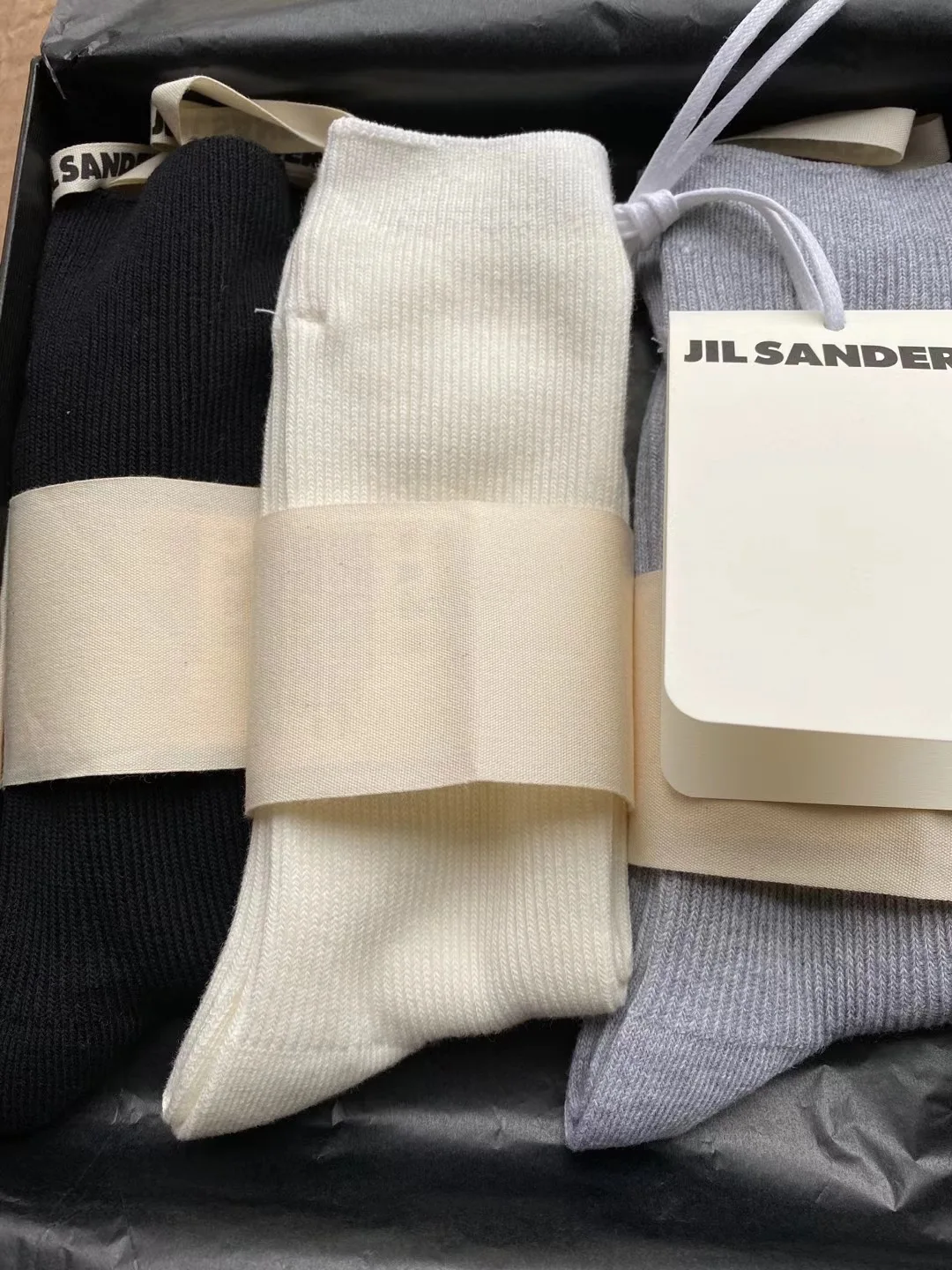 Double needle socks fabric label simple black and white gray solid cotton middle tube socks trend women's men's socks
Double needle socks fabric label simple black and white gray solid cotton middle tube socks trend women's men's socks