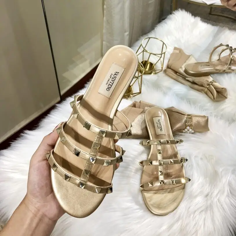 2021 Luxury Designer V Popular Women's Flat Rivet Valen Espadrilles Shoes Casual Sandals Leather Flat Slippers Flip Flop 35-43
2021 Luxury Designer V Popular Women's Flat Rivet Valen Espadrilles Shoes Casual Sandals Leather Flat Slippers Flip Flop 35-43