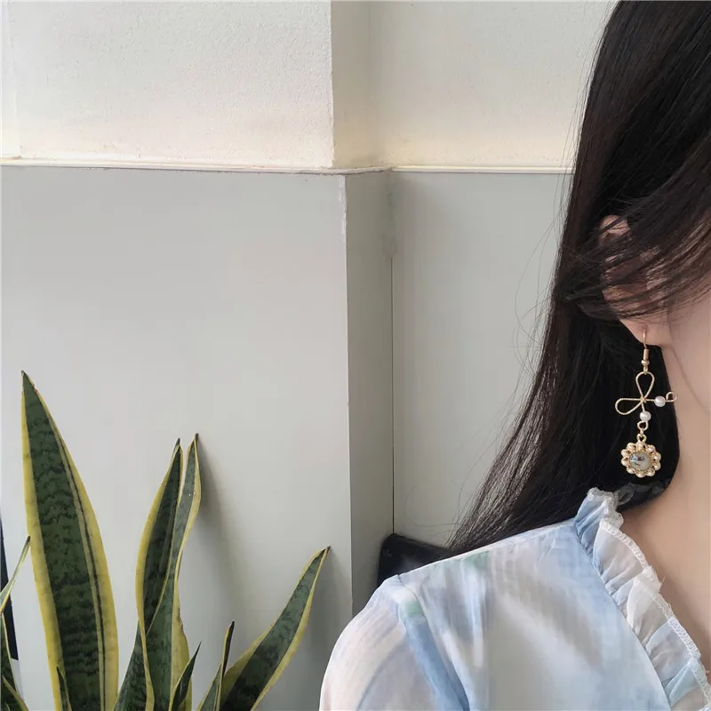 2020 New Korean Vintage Earrings For Women Gold Bowknot Girl Earrings With Pearl Hanging Dangle Earrings Fashion Jewelry
2020 New Korean Vintage Earrings For Women Gold Bowknot Girl Earrings With Pearl Hanging Dangle Earrings Fashion Jewelry
