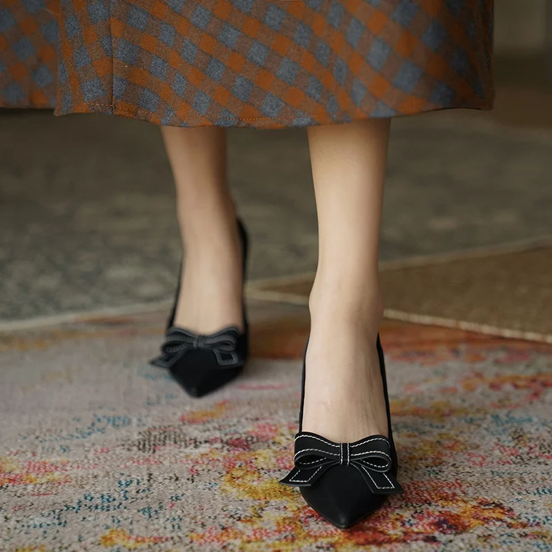2021 elegant French bow temperament women's shoes top layer leather special shaped heel simple versatile new single shoes
2021 elegant French bow temperament women's shoes top layer leather special shaped heel simple versatile new single shoes