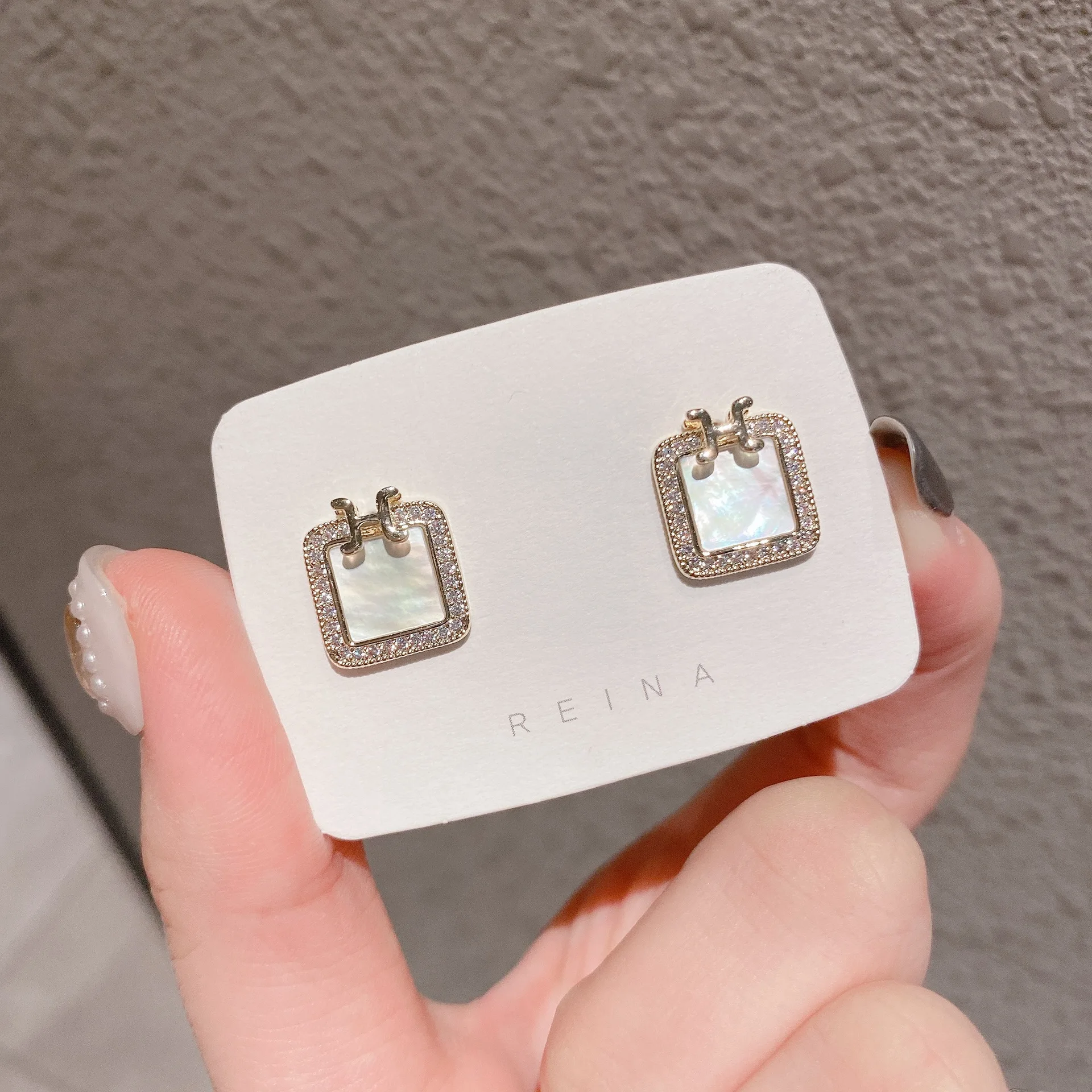 Fashion elegant sweet Gold color Geometric Square Shell for Women Pearl Studs Earrings Trendy Style Gifts
Fashion elegant sweet Gold color Geometric Square Shell for Women Pearl Studs Earrings Trendy Style Gifts
