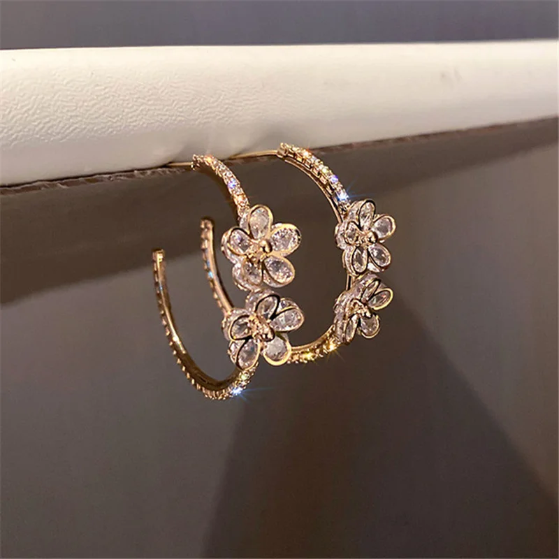 FYUAN Small Golden Flower Hoop Earrings Geometric Zircon Crystal Earrings for Women Statement Jewelry
FYUAN Small Golden Flower Hoop Earrings Geometric Zircon Crystal Earrings for Women Statement Jewelry