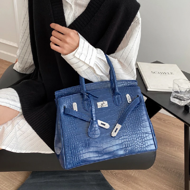 Vintage Large Capacity Bag Women's New Fashion Versatile Crossbody Handbag in Autumn Summer 2021 Luxury Designers Women Tote Bag
Vintage Large Capacity Bag Women's New Fashion Versatile Crossbody Handbag in Autumn Summer 2021 Luxury Designers Women Tote Bag