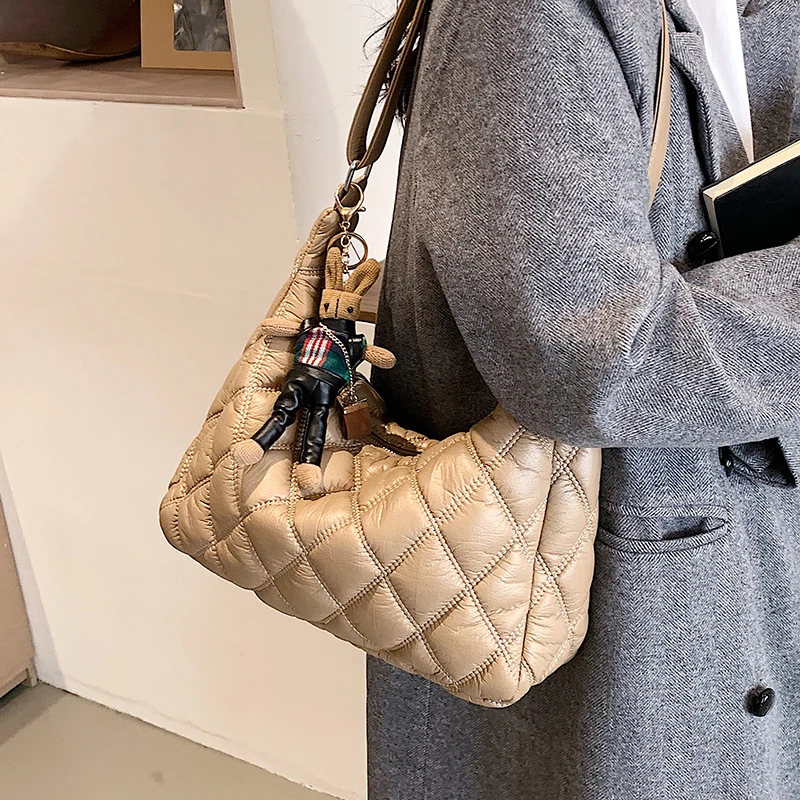 с доставкой 2021 Winter Big Quilted Lingge PU Leather Bucket Shoulder Bags for Women Fashion Designer Brand Tote Handbags Purses
с доставкой 2021 Winter Big Quilted Lingge PU Leather Bucket Shoulder Bags for Women Fashion Designer Brand Tote Handbags Purses