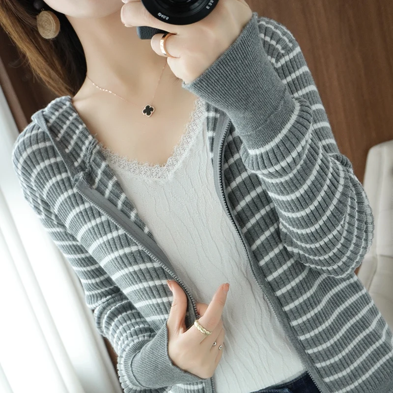 100% Cotton Women Sweater Casual Striped Long Sleeves Hooded Striped Sweater Cardigan Fashion Leisure Autumn Tops For Full Femme
100% Cotton Women Sweater Casual Striped Long Sleeves Hooded Striped Sweater Cardigan Fashion Leisure Autumn Tops For Full Femme