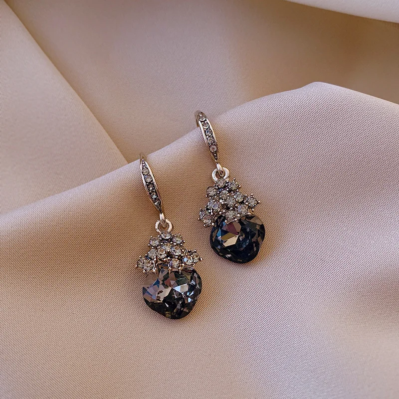 New earrings women flash diamond temperament retro atmosphere earrings niche design sense earrings tide
New earrings women flash diamond temperament retro atmosphere earrings niche design sense earrings tide