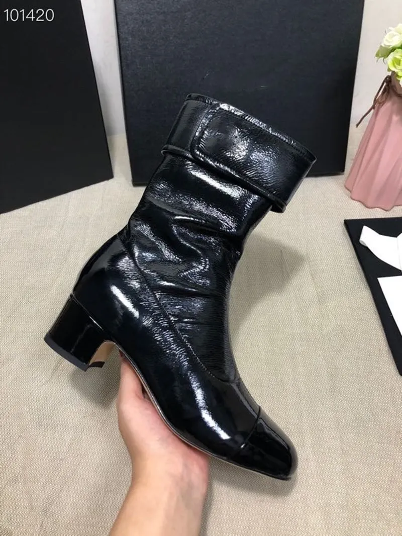 Woman Ankle Boots Elastic Wrinkled Patent Leather Round Toe Shoes Ladies Mid Heel 2020 New Luxury Designer Zapatos De Mujer 
Woman Ankle Boots Elastic Wrinkled Patent Leather Round Toe Shoes Ladies Mid Heel 2020 New Luxury Designer Zapatos De Mujer