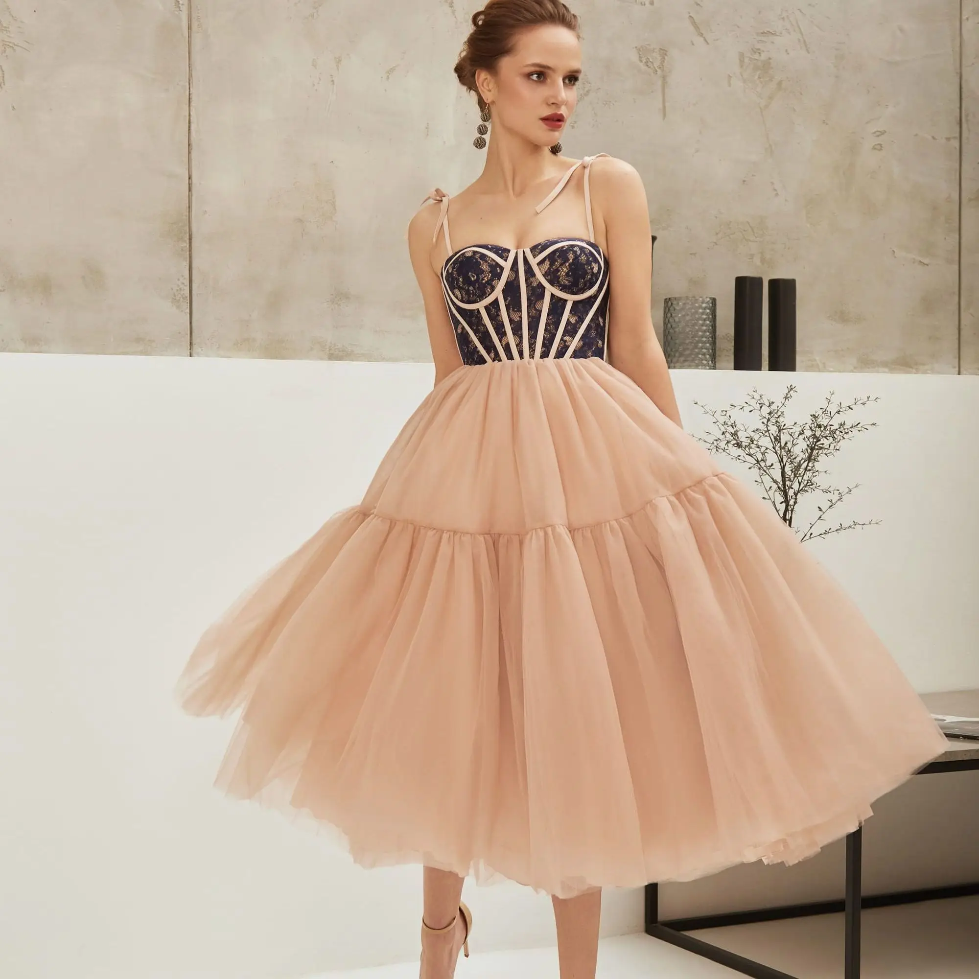 2021 Champagne Cocktail Dresses with Black Lace Tea Length A Line Prom Gowns Party Wear Customize Robe De Soirée
2021 Champagne Cocktail Dresses with Black Lace Tea Length A Line Prom Gowns Party Wear Customize Robe De Soirée