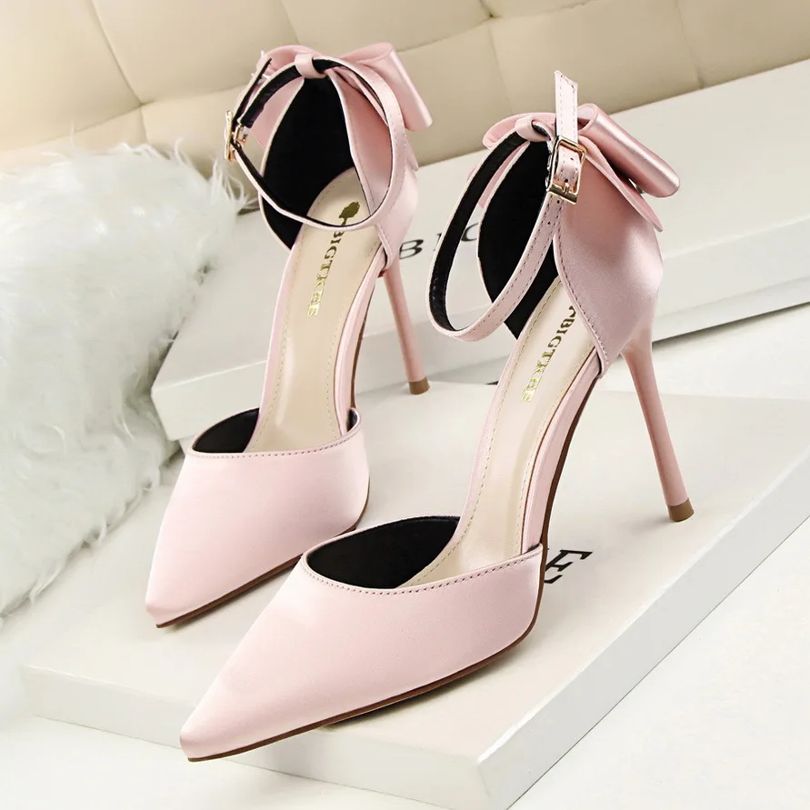 2021 fashion sweet shoes thin heels high heels shallow mouth pointed Satin hollow back bow one-way belt sandals
2021 fashion sweet shoes thin heels high heels shallow mouth pointed Satin hollow back bow one-way belt sandals