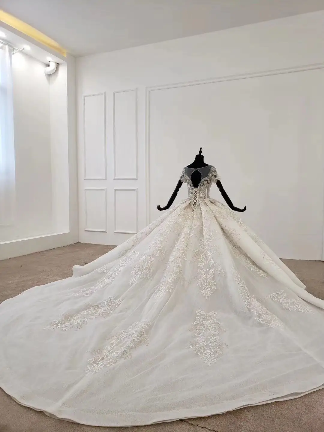 Vintage Turkey Lace Ball Gown Wedding Dress 2019 Long Sleeves Princess Lebanon Illusion Jewel Neck Arab Bride Bridal Dress Gowns
Vintage Turkey Lace Ball Gown Wedding Dress 2019 Long Sleeves Princess Lebanon Illusion Jewel Neck Arab Bride Bridal Dress Gowns