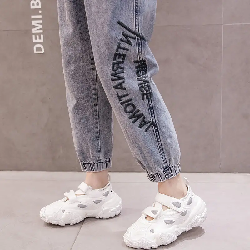 Elastic waist jeans women's spring and summer 9-point straight tube loose Korean student Harem Pants high waist slim legged
Elastic waist jeans women's spring and summer 9-point straight tube loose Korean student Harem Pants high waist slim legged