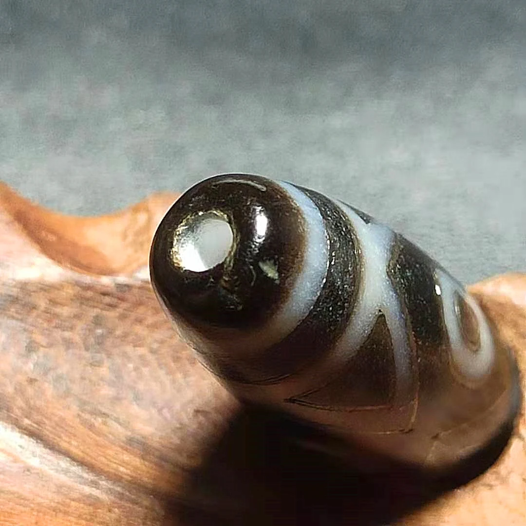 Tibet 12*37mm Agate Inlaid S925 Line DZI Beads Black/White Mana Equipment 3 eyes Totem Amulet Jewelry DIY Free Shipping
Tibet 12*37mm Agate Inlaid S925 Line DZI Beads Black/White Mana Equipment 3 eyes Totem Amulet Jewelry DIY Free Shipping