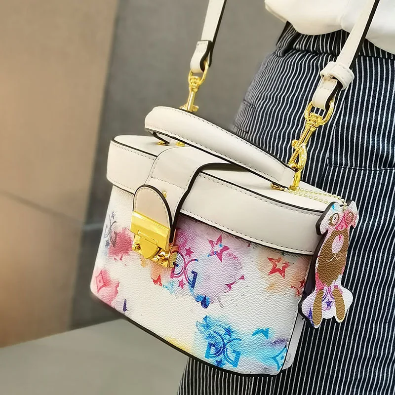 Дамские модные кошельки и сумочки, роскошные дизайнерские кошельки и сумочки, новинка 2021, модная сумка-мессенджер на одно плечо, скоростная
Дамские модные кошельки и сумочки, роскошные дизайнерские кошельки и сумочки, новинка 2021, модная сумка-мессенджер на одно плечо, скоростная