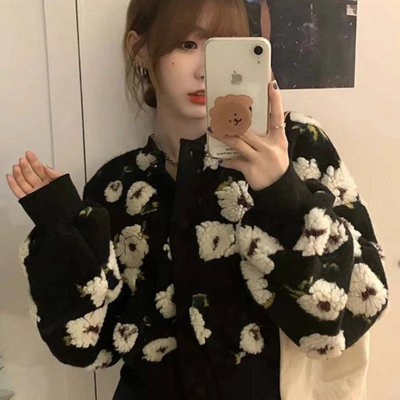 2021 Women Autumn Winter Vintage Knitted Cardigan Female Button Loose Print O-neck Sweater Coat Lady Casual Sweet Cardigan H516
2021 Women Autumn Winter Vintage Knitted Cardigan Female Button Loose Print O-neck Sweater Coat Lady Casual Sweet Cardigan H516
