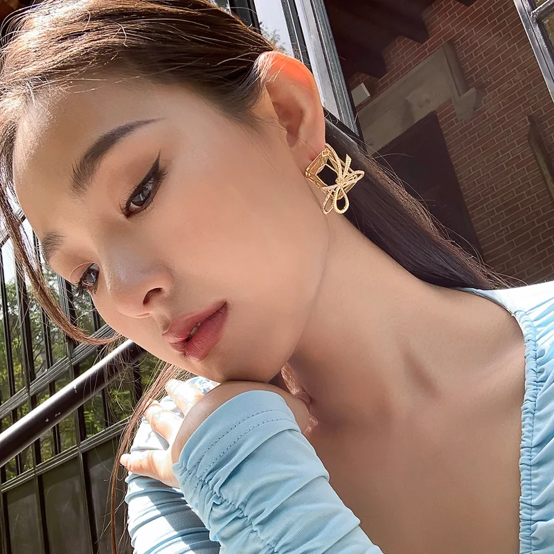 Timeless Wonder Gorgeous Cutout 3D Zirconia Bowknot Stud Earrings Women Ins Party Designer Goth Rare Fancy Gift Runway Emo 1322
Timeless Wonder Gorgeous Cutout 3D Zirconia Bowknot Stud Earrings Women Ins Party Designer Goth Rare Fancy Gift Runway Emo 1322