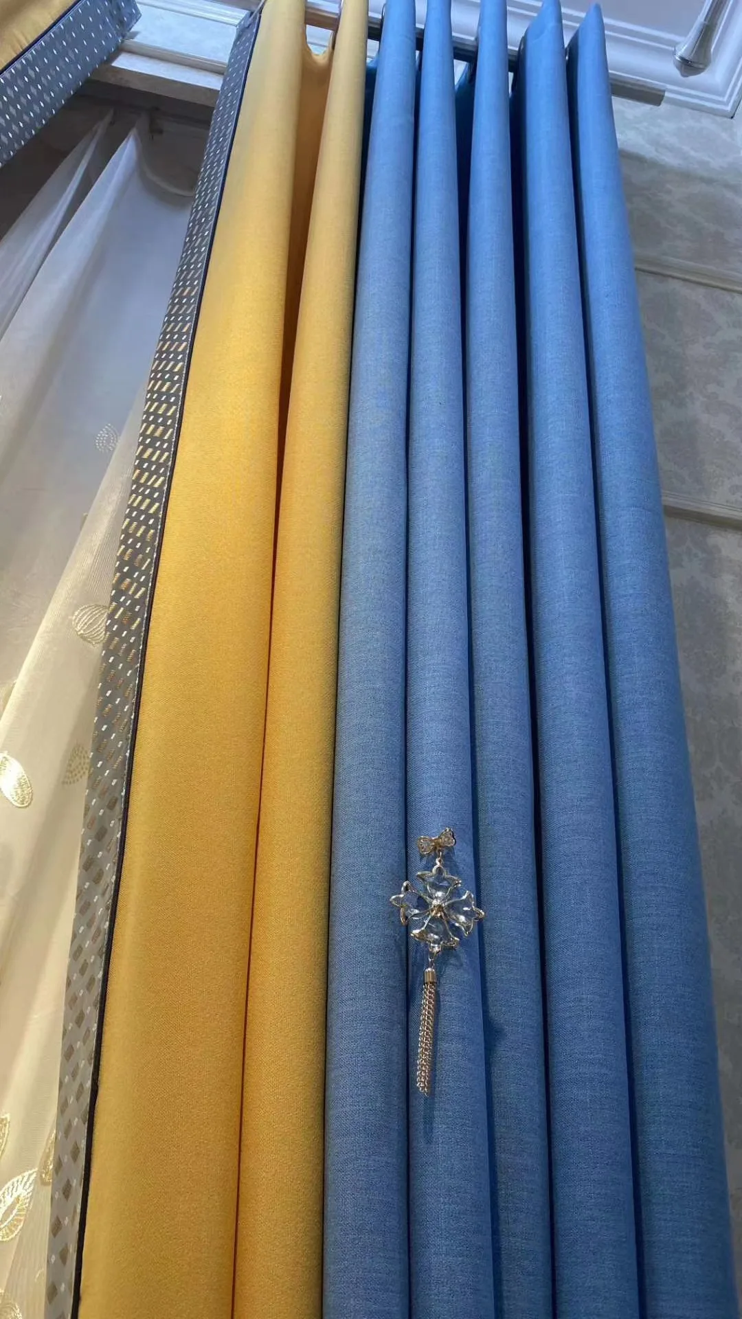 Modern simple wind curtain living room bedroom room shading finished curtain light luxury wind high-grade finished curtain 
Modern simple wind curtain living room bedroom room shading finished curtain light luxury wind high-grade finished curtain