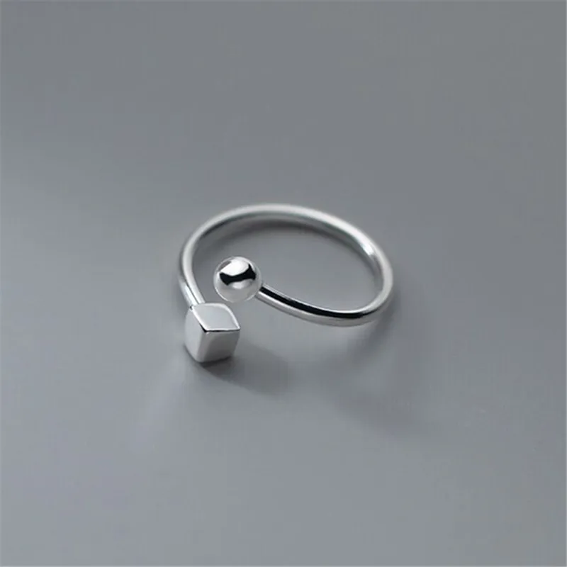 Женское кольцо из серебра 925 пробы, с квадратными и круглыми бусинами
Женское кольцо из серебра 925 пробы, с квадратными и круглыми бусинами