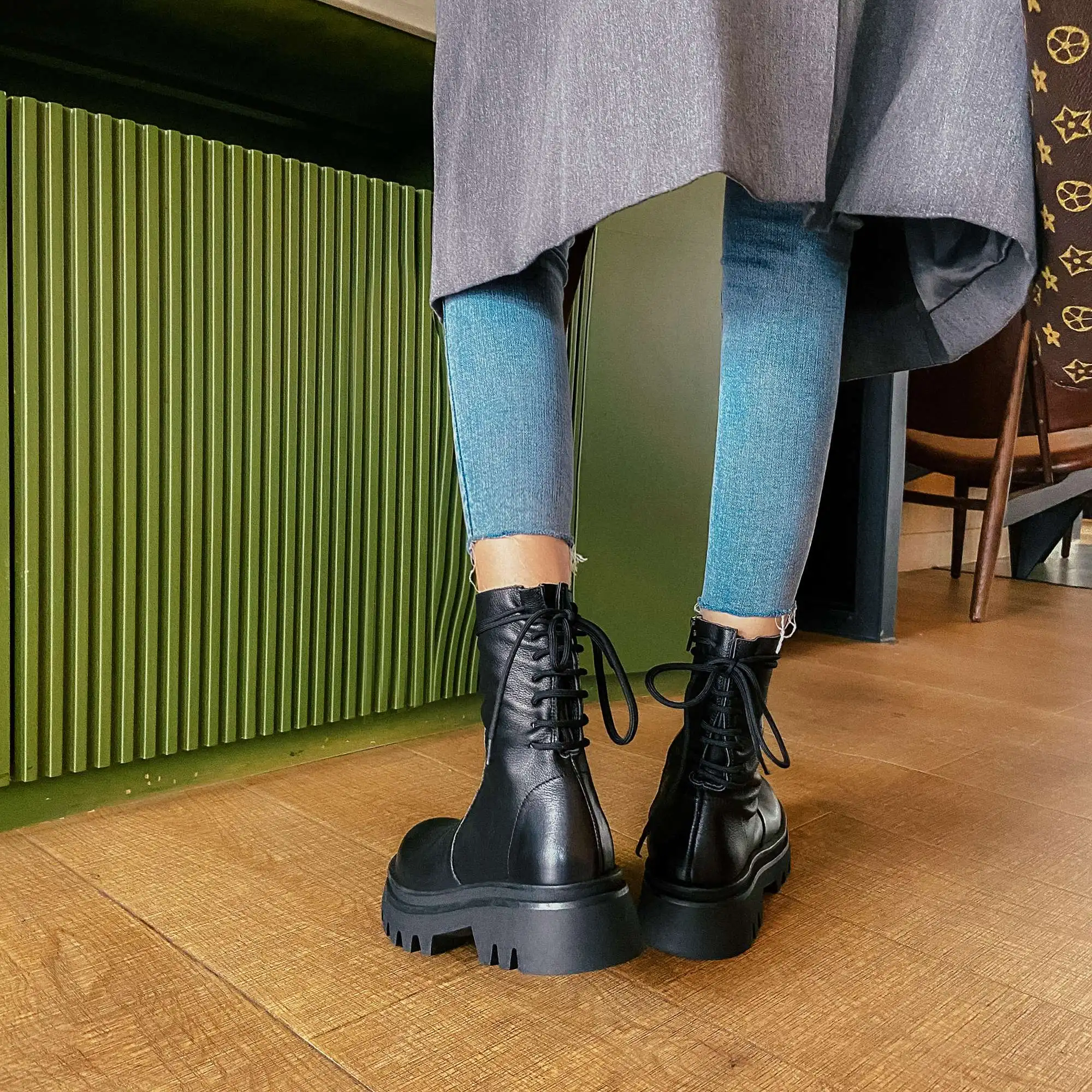 Lenkisen motorcycle boots real leather thick bottom platform high heel round toe back lace up recommend cozy mid-calf boots L75
Lenkisen motorcycle boots real leather thick bottom platform high heel round toe back lace up recommend cozy mid-calf boots L75