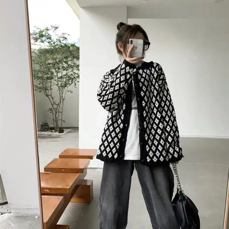Spring and autumn new sweater retro Japanese loose diamond knitted plaid cardigan black sweater cardigan women
Spring and autumn new sweater retro Japanese loose diamond knitted plaid cardigan black sweater cardigan women