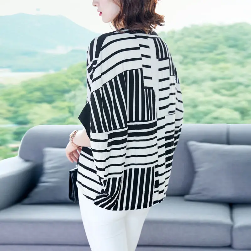 Loose Plus Size Irregular Striped T-shirt Women Cotton Linen Stitching Fashion V-neck Short-sleeved T-shirt Female Spring 2020
Loose Plus Size Irregular Striped T-shirt Women Cotton Linen Stitching Fashion V-neck Short-sleeved T-shirt Female Spring 2020