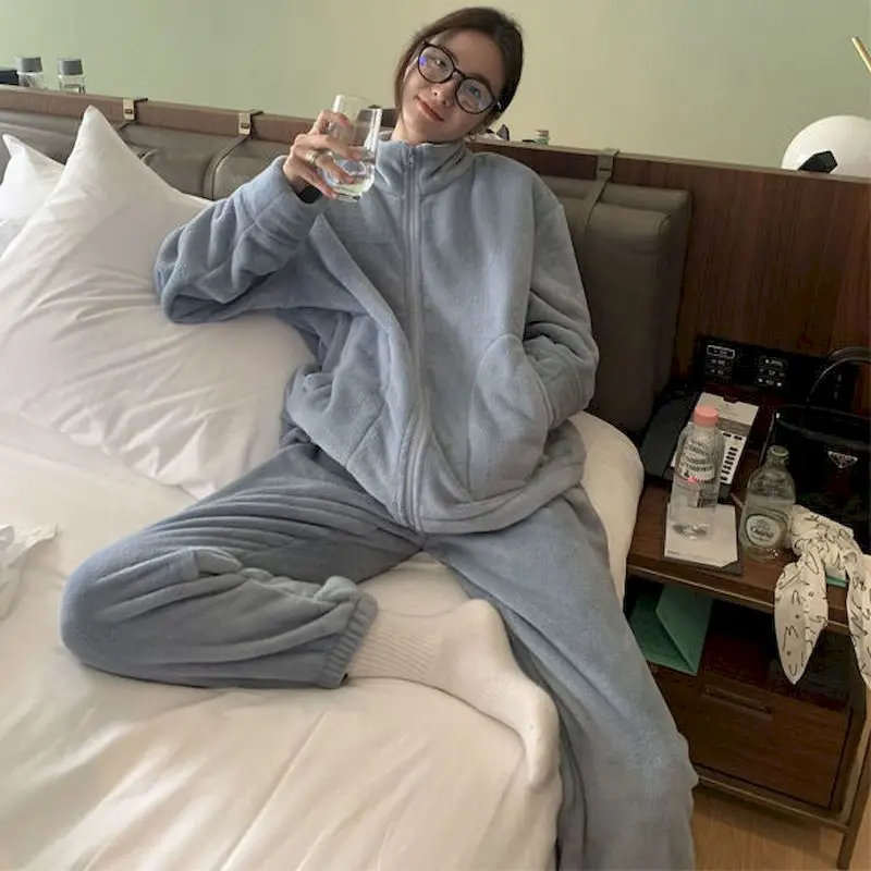 Зимний плотный пижамный комплект для пар, пижама на молнии с высоким воротником для мужчин, сохраняющая тепло, одежда для сна для женщин, мод...
Зимний плотный пижамный комплект для пар, пижама на молнии с высоким воротником для мужчин, сохраняющая тепло, одежда для сна для женщин, мод...