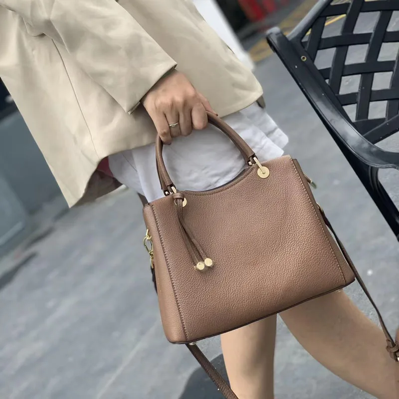 New Women Genuine Leather Bag Fashion Designer Cowhide Leather Shoulder Bag Women Brand Luxury Bags Tote Female Bag Cowhide 
New Women Genuine Leather Bag Fashion Designer Cowhide Leather Shoulder Bag Women Brand Luxury Bags Tote Female Bag Cowhide
