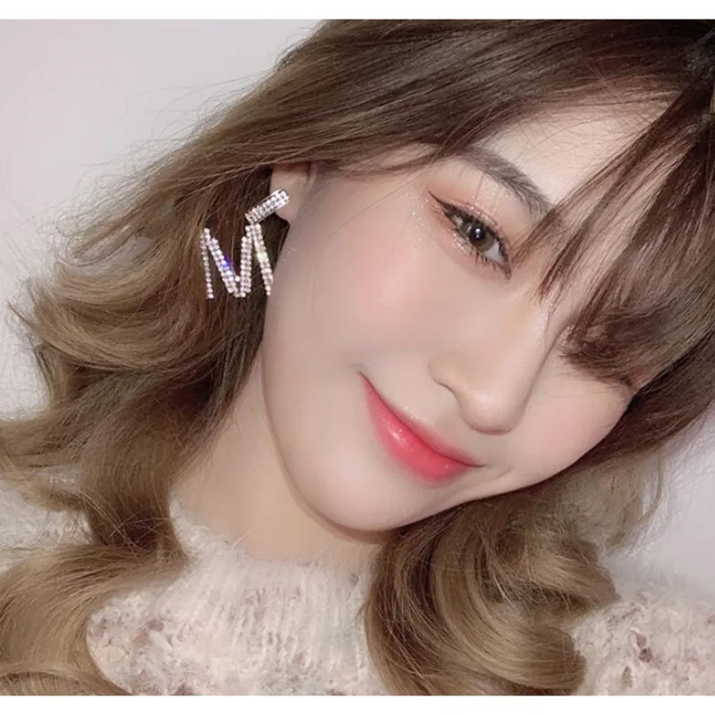2021 New Fashion Ladies Rhinestone Letter M Pendant Earrings Crystal Earrings Bride Wedding Earrings Party Jewelry Ear Stud Lace
2021 New Fashion Ladies Rhinestone Letter M Pendant Earrings Crystal Earrings Bride Wedding Earrings Party Jewelry Ear Stud Lace
