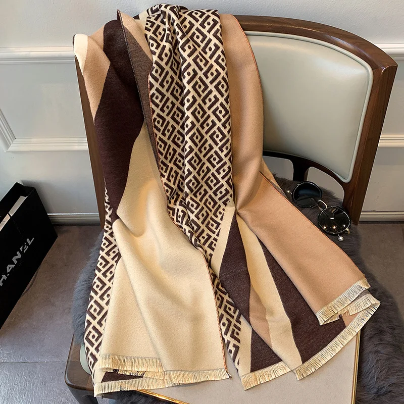 New Winter Women Cashmere Scarf Letter Print Double Sided Shawls Hijabs Scarves Wraps Warm Thick Blanket Pashmina Femal Bandana 
New Winter Women Cashmere Scarf Letter Print Double Sided Shawls Hijabs Scarves Wraps Warm Thick Blanket Pashmina Femal Bandana