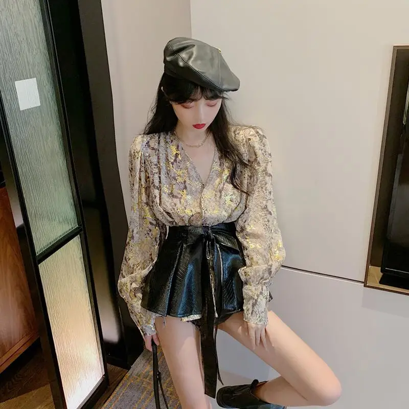 2021 autumn new Hong Kong Style Python pattern gilded shirt women's waist cover design 
2021 autumn new Hong Kong Style Python pattern gilded shirt women's waist cover design