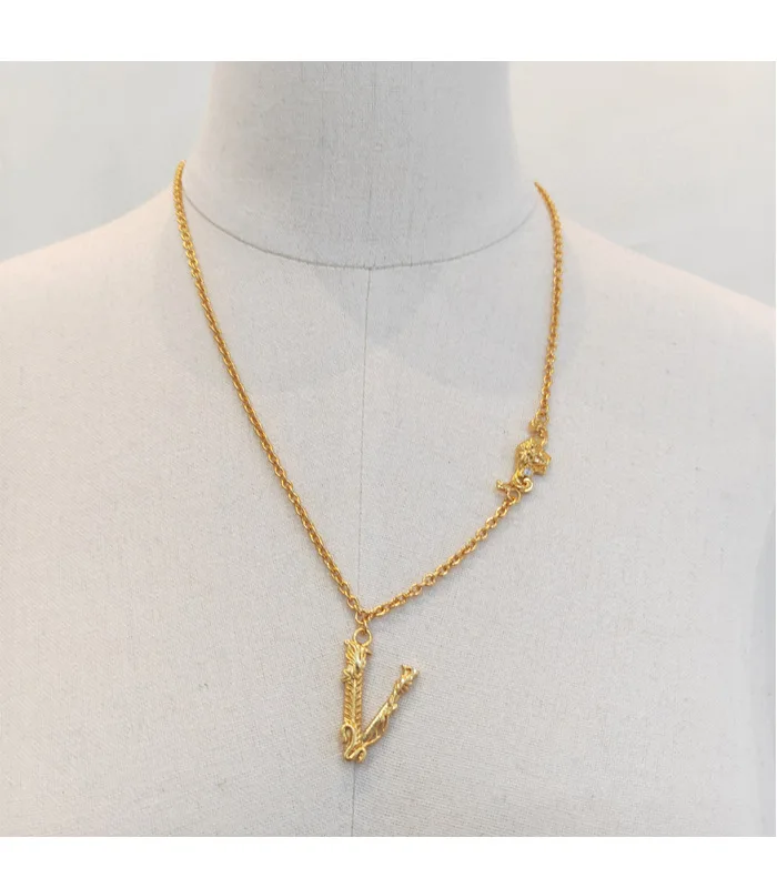 V letter pendant necklace brass gold-plated European and American ins light luxury asymmetrical sweater chain
V letter pendant necklace brass gold-plated European and American ins light luxury asymmetrical sweater chain