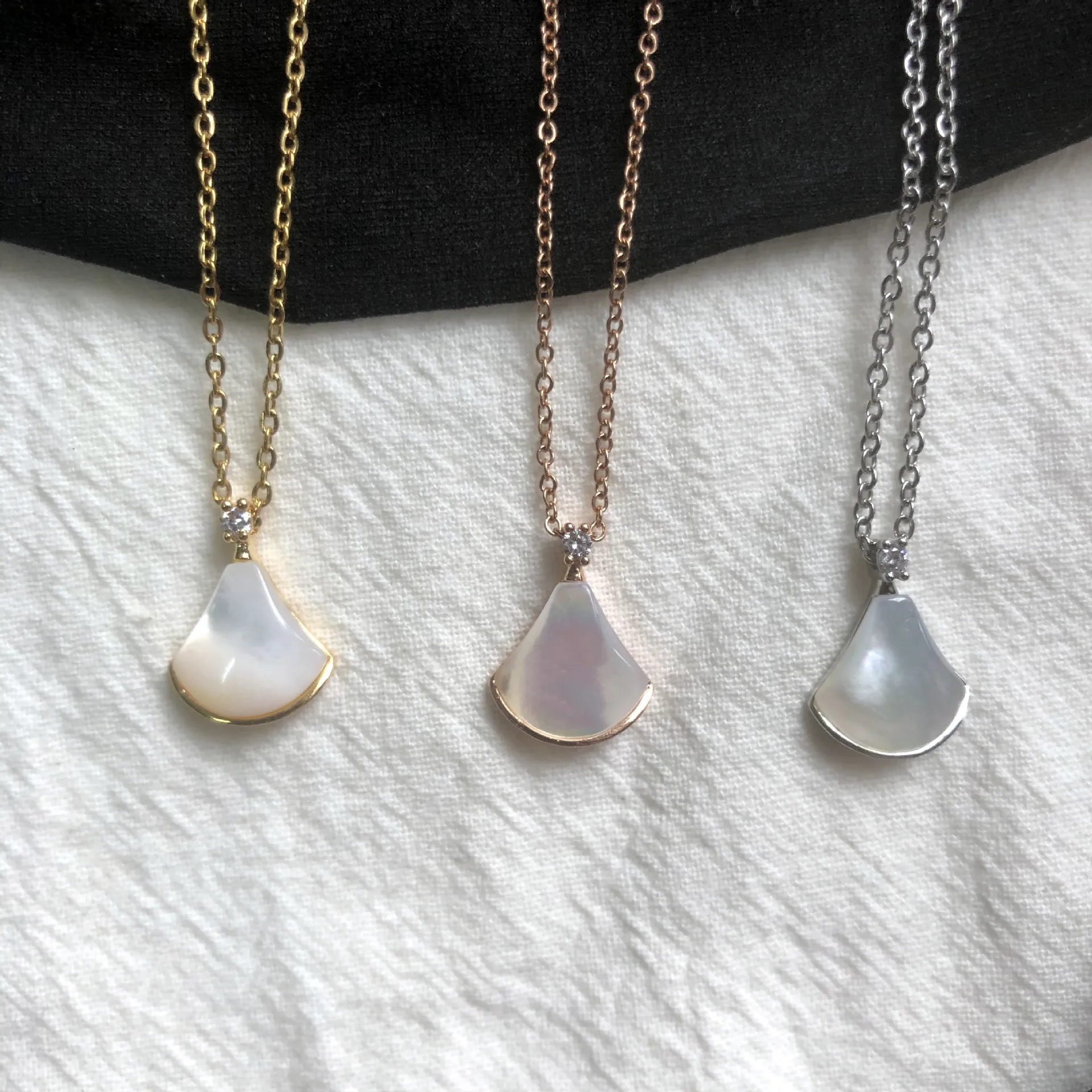 Mother-of-pearl fan-shaped skirt rose gold necklace female ins cold wind niche design sense clavicle chain jewelry
Mother-of-pearl fan-shaped skirt rose gold necklace female ins cold wind niche design sense clavicle chain jewelry