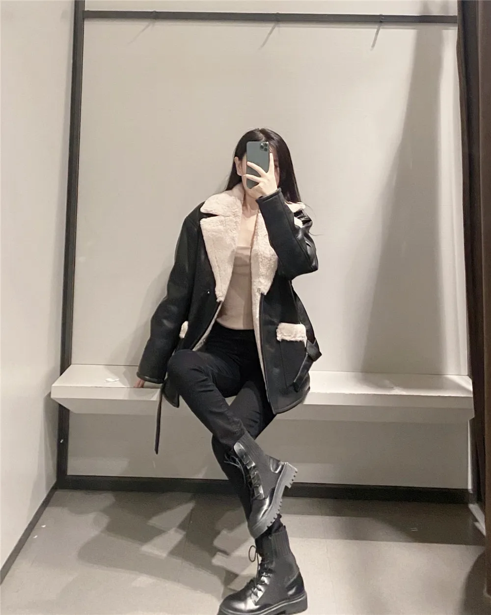 Women Fashion Winter Black Jacket Lamb Fur And Faux Leather Thick Warm Coat Female Chic Outwear Tops
Women Fashion Winter Black Jacket Lamb Fur And Faux Leather Thick Warm Coat Female Chic Outwear Tops