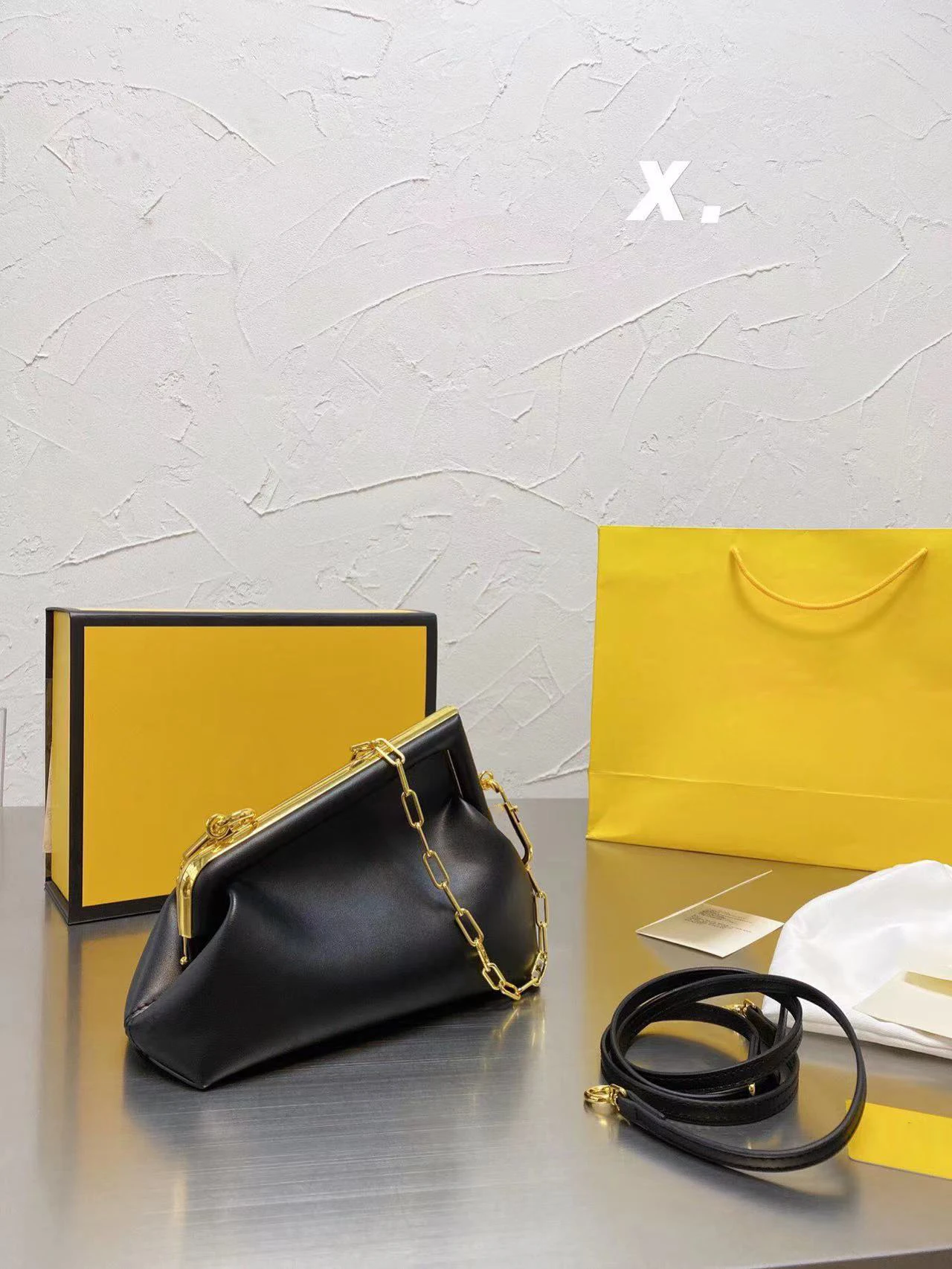 400017 top high-end trendy design with LOGO, large-capacity fashion and elegant one-shoulder diagonal cowhide underarm bag
400017 top high-end trendy design with LOGO, large-capacity fashion and elegant one-shoulder diagonal cowhide underarm bag
