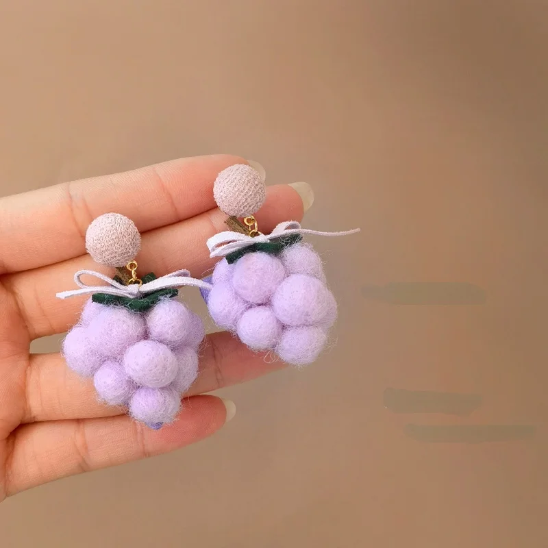S925 needle Women Jewelry Purple Grape Earrings 2021 New Trend Sweet Temperament Fluffy Ball Drop Earrings For Women
S925 needle Women Jewelry Purple Grape Earrings 2021 New Trend Sweet Temperament Fluffy Ball Drop Earrings For Women