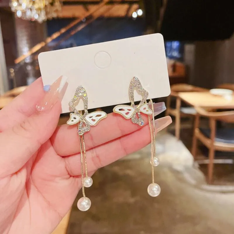 Роскошные милые серьги Стразы в форме бабочки для женщин, трендовые свадебные украшения, корейские новые милые жемчужные серьги с кисточка...
Роскошные милые серьги Стразы в форме бабочки для женщин, трендовые свадебные украшения, корейские новые милые жемчужные серьги с кисточка...