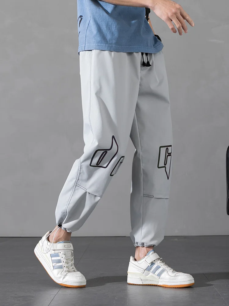 2021 New Men's Fashion Casual Pockets Pants Male Summer Breathable Letter Printting Trousers Man Loose Fitness Streetwear Pants 
2021 New Men's Fashion Casual Pockets Pants Male Summer Breathable Letter Printting Trousers Man Loose Fitness Streetwear Pants