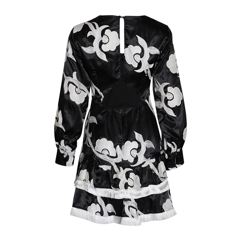 New slim v-neck pleated waist tassel retro contrast heavy industry embroidered satin dress women's clothing
New slim v-neck pleated waist tassel retro contrast heavy industry embroidered satin dress women's clothing