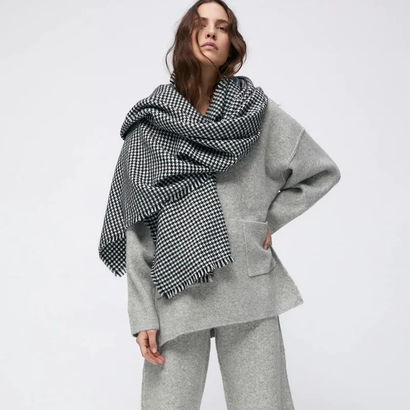 2021 Za family's new imitation cashmere women's scarf in winter black and white lattice tassel large shawl warm thickened scarf
2021 Za family's new imitation cashmere women's scarf in winter black and white lattice tassel large shawl warm thickened scarf