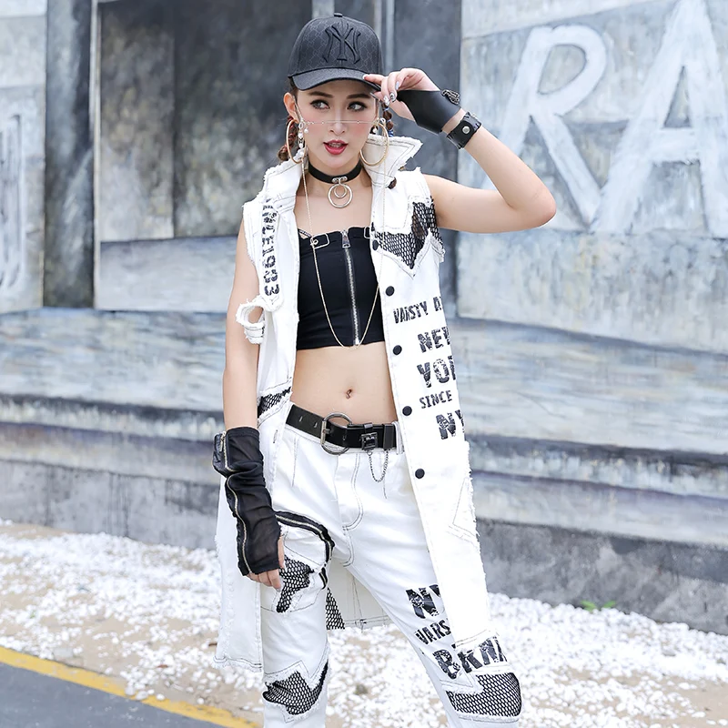 2021 new autumn Korean version of the sleeveless white denim vest female long section was thin jacket loose fashion 
2021 new autumn Korean version of the sleeveless white denim vest female long section was thin jacket loose fashion