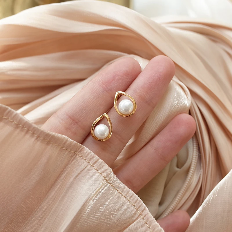 2020 Korean new fashion retro golden geometric metal, triangle, female, pearl ball earrings female party gift earrings
2020 Korean new fashion retro golden geometric metal, triangle, female, pearl ball earrings female party gift earrings