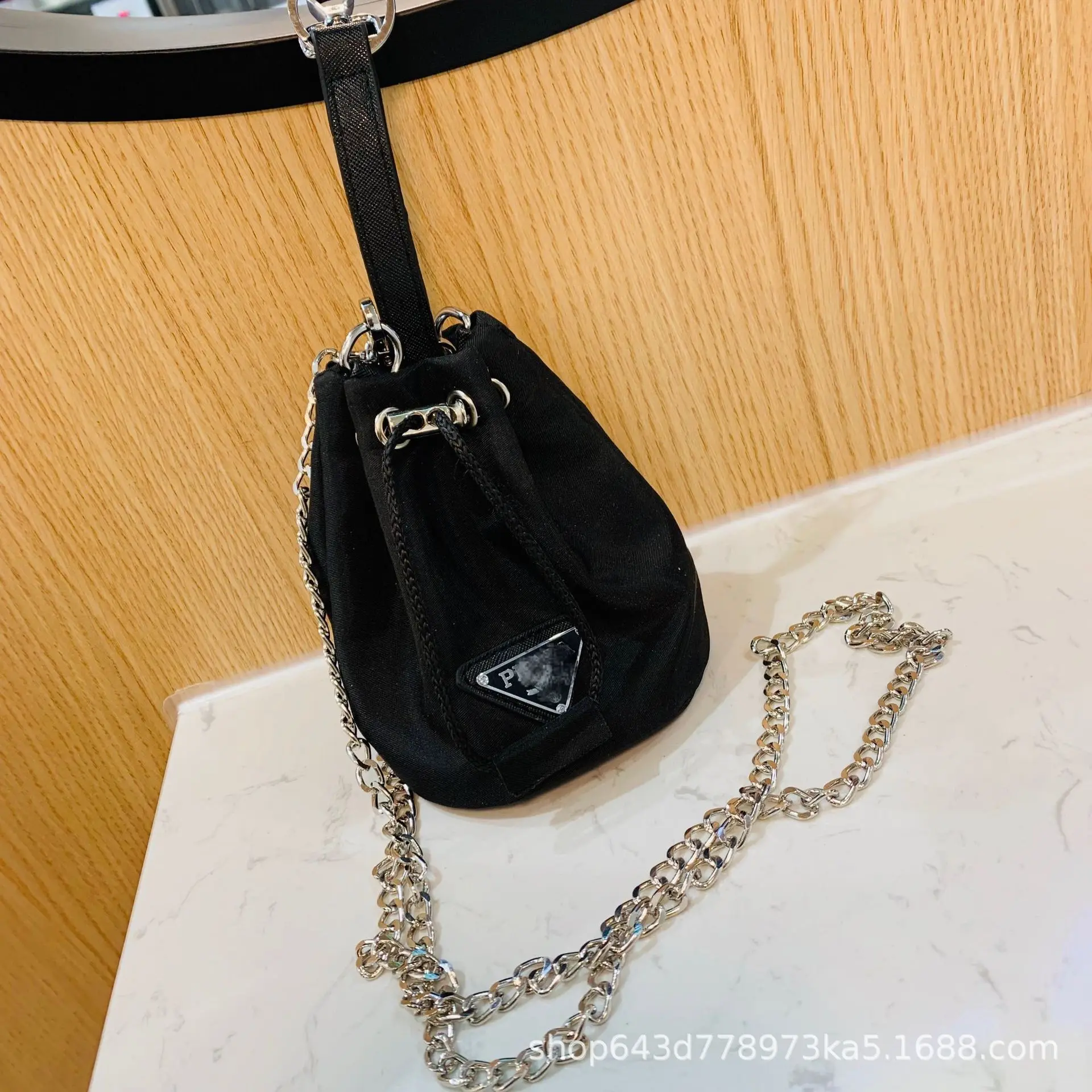 Fashion Casual Leather Shoulder Crossbody Bag High-quality Soft Surface Delicate Breathable Drawstring Bucket Messenger Handbag
Fashion Casual Leather Shoulder Crossbody Bag High-quality Soft Surface Delicate Breathable Drawstring Bucket Messenger Handbag