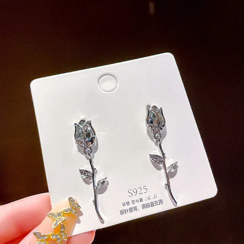 Fashionable and elegant cute crystal rose flower earrings for female students exquisite micro-paved zircon jewelry
Fashionable and elegant cute crystal rose flower earrings for female students exquisite micro-paved zircon jewelry